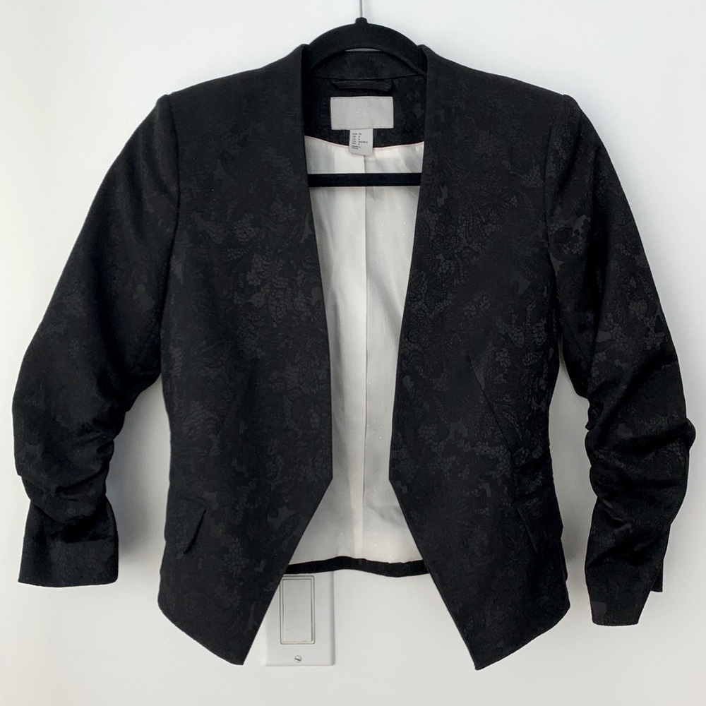 Chic black patterned blazer